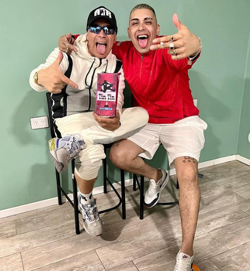 Damas Gratis and Callejero Fino toast with “Un Tin Tin”