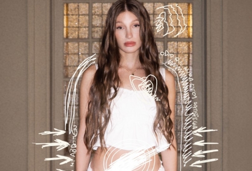 Yami Safdie leaves a very special message with the first of “i hate i hate me”