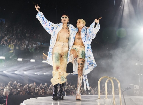 Ca7riel & Paco Amoroso present a short film of the show they gave at the Arena