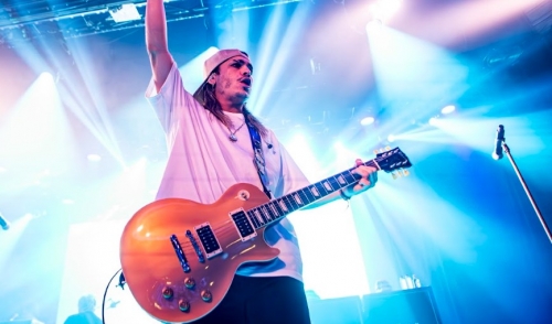 The airbag broke him in Spain and returns to the country with more music