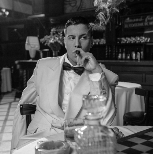 Duki, without tattoos, in suit and hat, presents “Before Losing You”