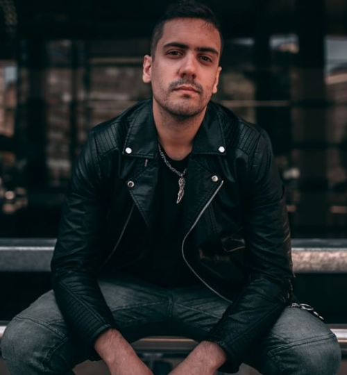 Adriel Yanel comes alive with the great classics of the 90s