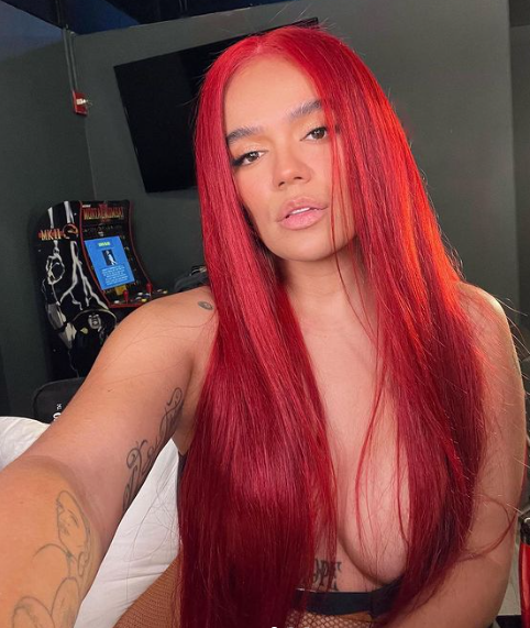 Karol G found herself without a skirt in the middle of her show