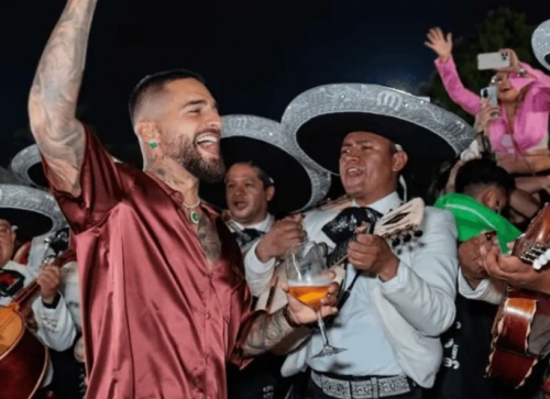 Maluma surprised her fans and started singing among people …