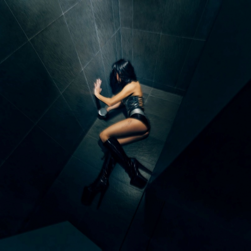 Danna Paola invites us to toast with “A drink”