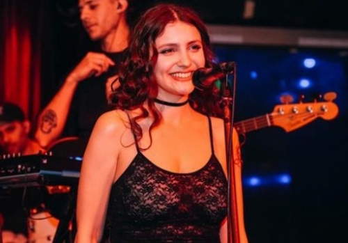 Mora Fisz presented “Sinestesia”, her first album and broke it