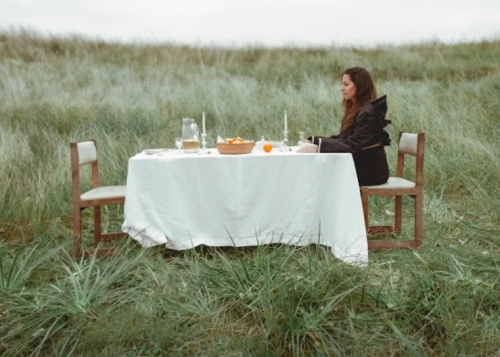 Cata Raybaud begins a new beginning with the premiere of “Partida”