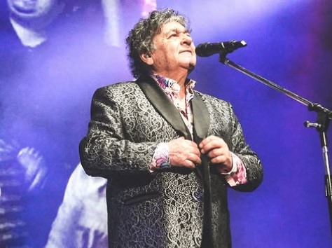 Cacho Deicas, the singer of Los Palmeras, was hospitalized after suffering a stroke