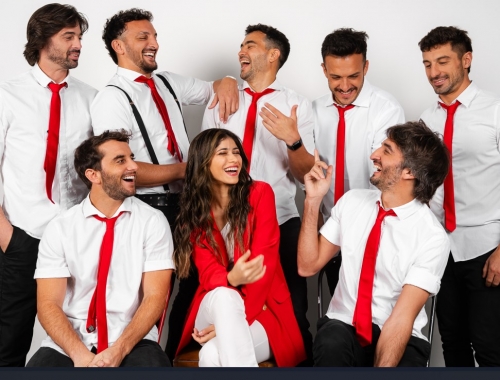 Agapornis, ready to sing “Hasta Que Me Olvides”…