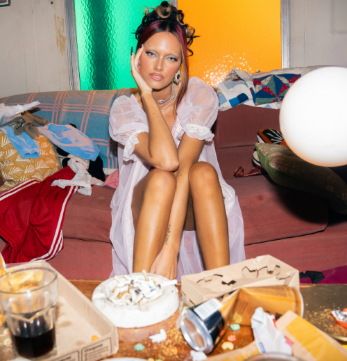 Oriana surprises with the premiere of “Perro”, her new single