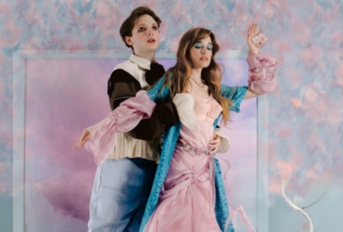 Plastilina dances her pop identity in “Marca de Nacimiento”, her long -awaited first album