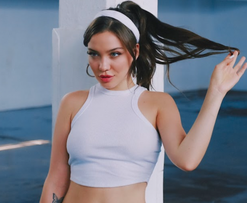 Malena Narvay has fun with “Cien a Cero”, her new song