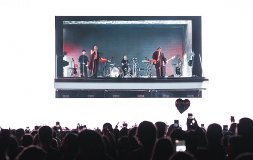 Peces Raros starts its “Artificial” tour with a big show at Obras Outdoor