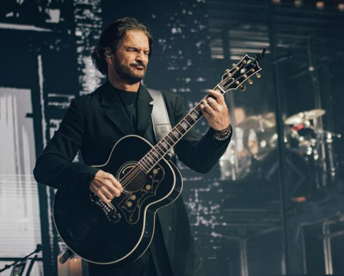 Ricardo Arjona and an unexpected moment: a woman undresses while singing