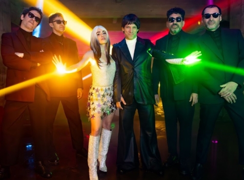 Turf joins Lali to present a new version of “Crazy a little”