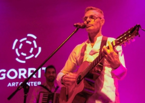Leo Travaglio presents his new song live: “La Kermesse de la Vida”