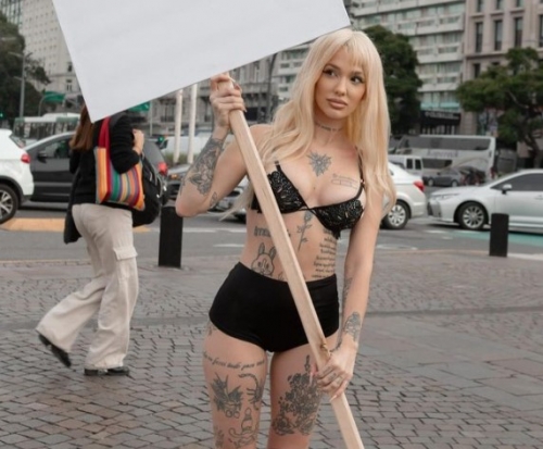 Joaqui appeared in her underwear a few meters from the Obelisk…