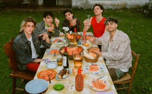 A summer presents a new singer and launches “Minus Ten”
