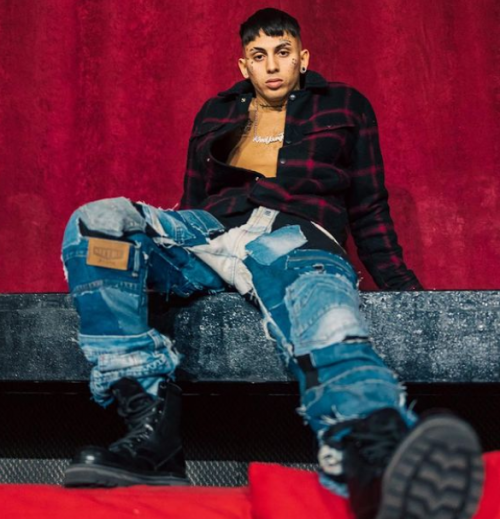 Khea steps on the ball and presents the music video for “I Never Go Alone”