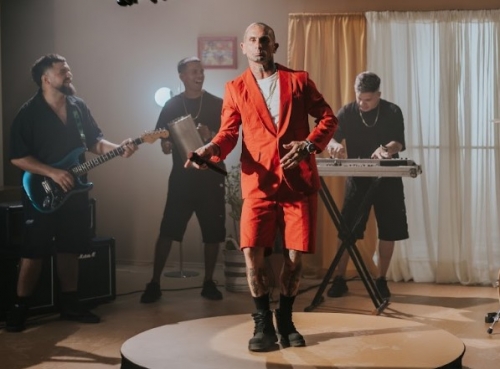 What the characters present “Miss”, the first single of her next album