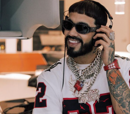Anuel AA takes to the streets with “Luces Tenues”