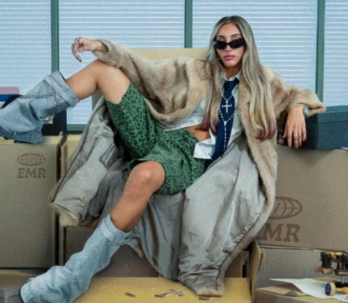 Sofia Mora presents her EP “The Real World: /” with a show at CC Konex