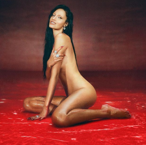 Oriana came back with everything: naked, blood and music in “325”, her new song