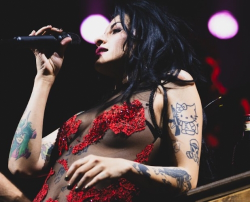 Cazzu shone in the sand with a unique spectacle: art, theatricality and “latinas” …