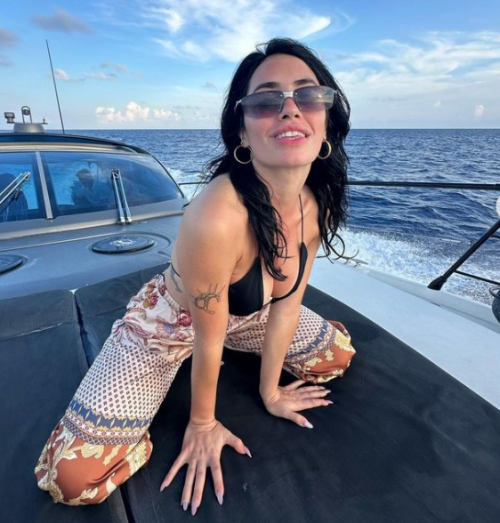 Lali having fun on top of a yacht… and in good company?