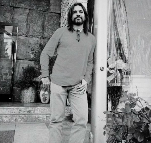 Juanes navigates between a couple’s love and the pandemic in “Gris”