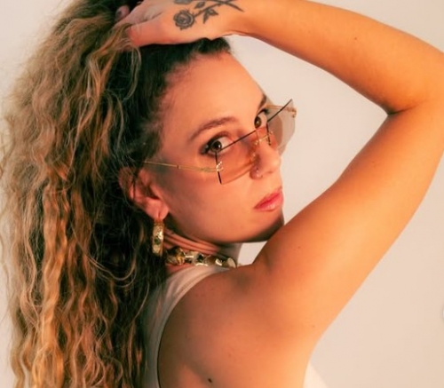 Yane Cordera is presented in emergence with her alternative pop