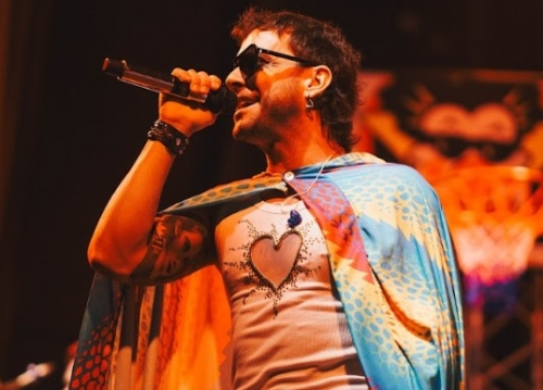 The Caligaris got the party started with “Makeup and Song” at the Vorterix Theater…