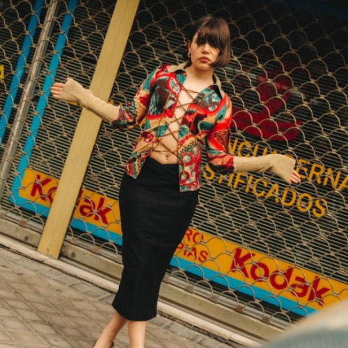 Simona brings sound shower with “Shampoo”