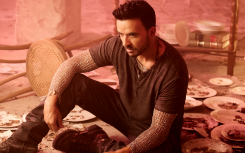 Luis Fonsi continues his journey and arrives in “Santiago”