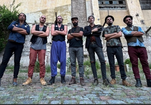The octams arrive with a trance, music and ritual show until dawn
