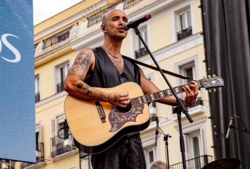 Abel Pintos sang in front of a crowd in Madrid and got everyone excited