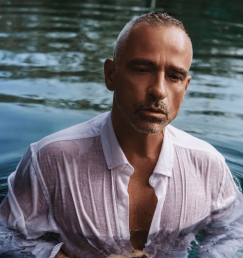 Eros Ramazotti created the video for “Ama” and had the pleasure of his life