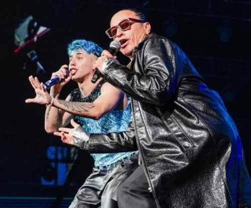 Elvis Crespo surprises by singing “Suavemente” with Luck Ra
