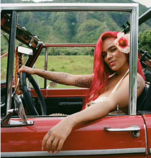 Karol G presented the video for “Mientra Me Curo del Cora”