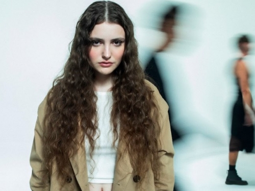 Mora Fisz continues to conquer everyone with the first of “Flight to you”