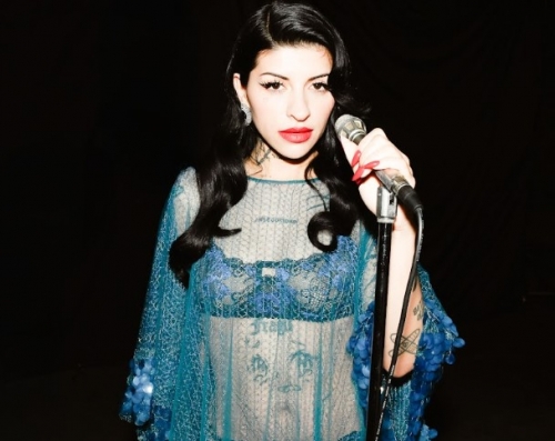 Cazzu presents “Balada Malvada” and surprises with a new romantic facet